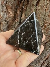Onyx černý pyramida