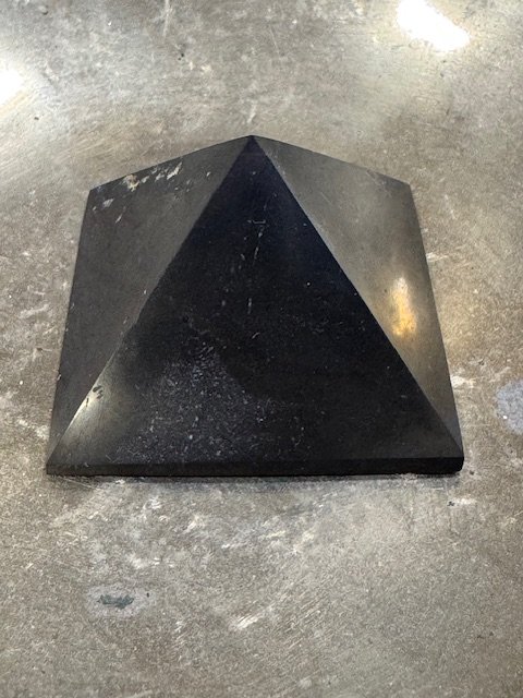 Šungit pyramida